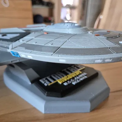 Mô hình tàu vũ trụ Star Trek U.S.S. CLARKE