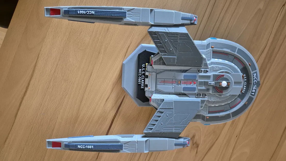 Mô hình tàu vũ trụ Star Trek U.S.S. CLARKE - Image 4