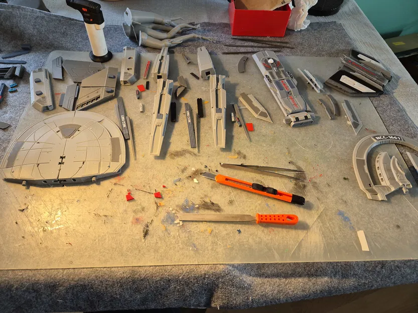 Mô hình tàu vũ trụ Star Trek U.S.S. CLARKE - Image 9