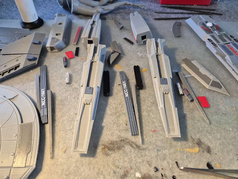 Mô hình tàu vũ trụ Star Trek U.S.S. CLARKE - Image 11