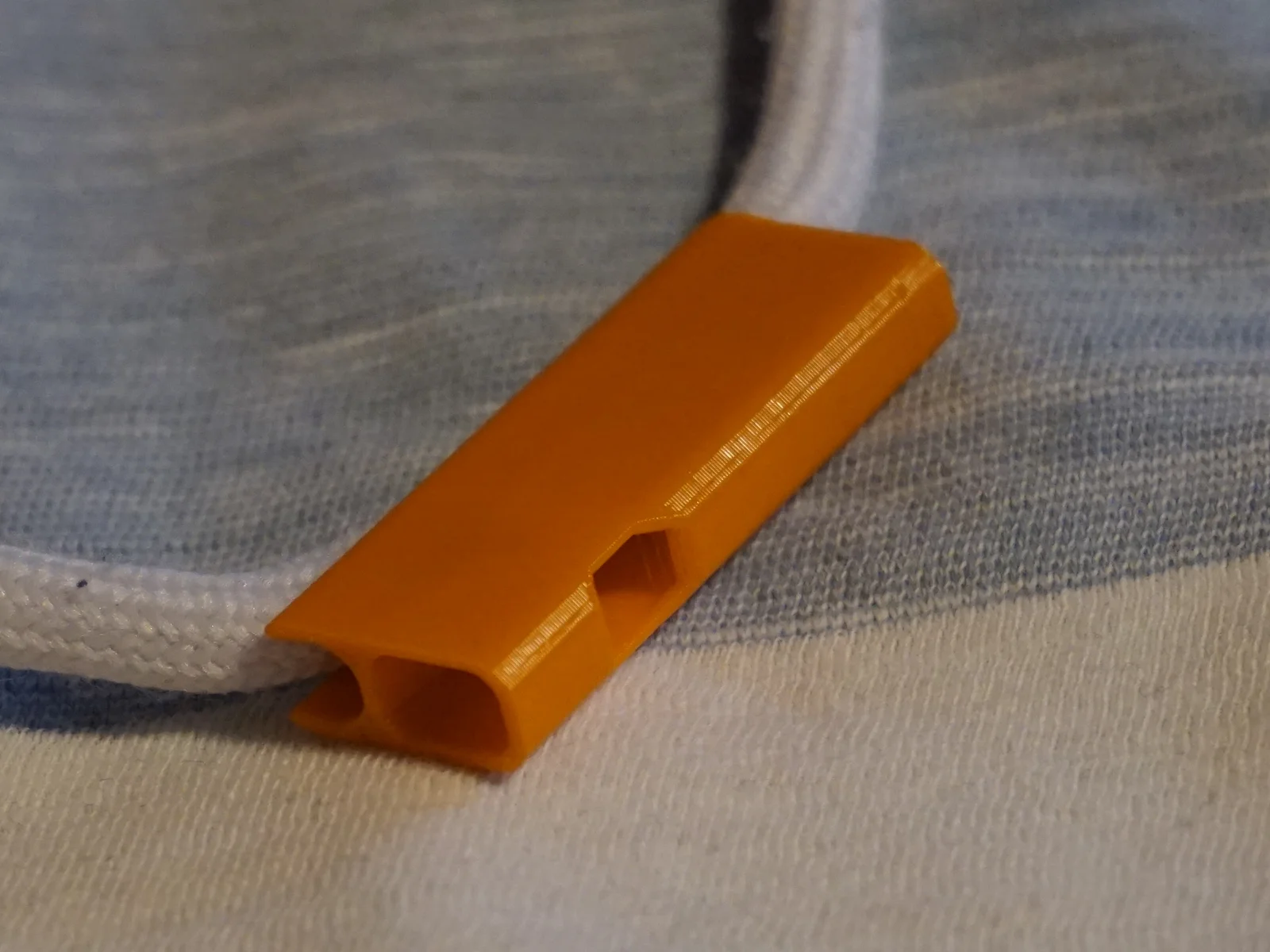 Còi cứu hộ 3D tích hợp dây rút áo hoodie siêu tiện lợi 1