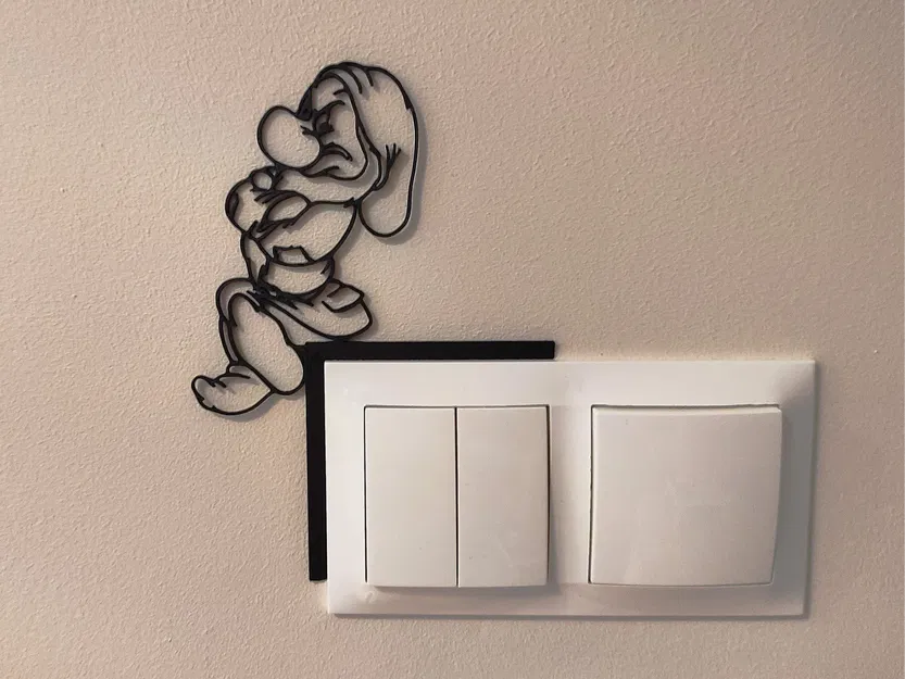 Chú Lùn Grumpy Gnome – Trang Trí Cho Ổ Cắm Điện và Công Tắc Đèn - Image 2