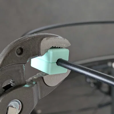 Dụng cụ kẹp dây phanh thủy lực Shimano 5mm in 3D tiện dụng