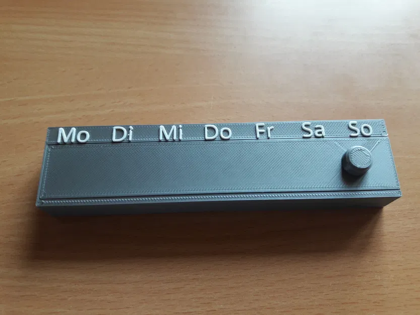 Hộp đựng thuốc có chốt cài, in kèm ký hiệu viết tắt ngày trong tuần - Image 1