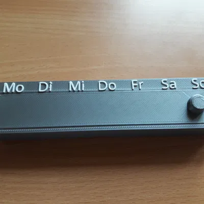 Hộp đựng thuốc có chốt cài, in kèm ký hiệu viết tắt ngày trong tuần