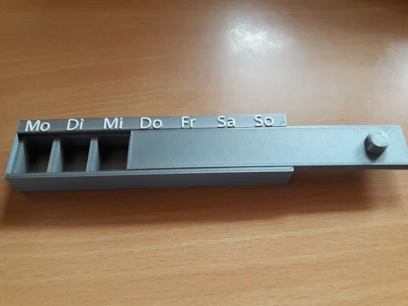 Hộp đựng thuốc có chốt cài, in kèm ký hiệu viết tắt ngày trong tuần - Image 3