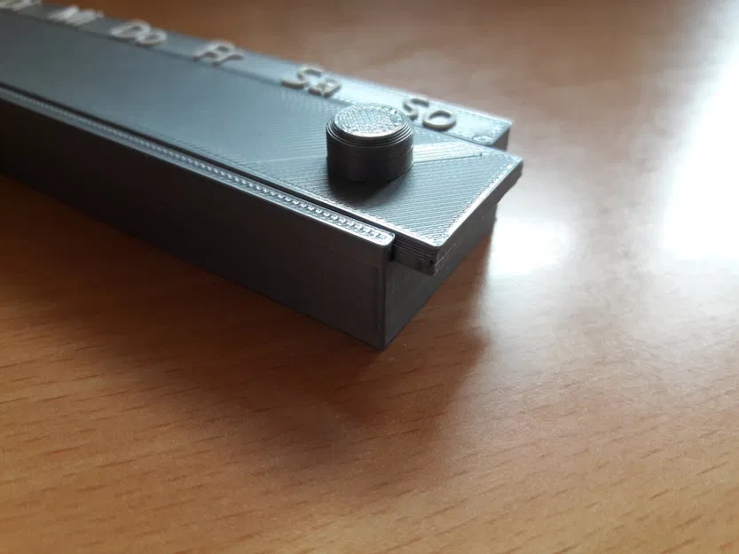 Hộp đựng thuốc có chốt cài, in kèm ký hiệu viết tắt ngày trong tuần - Image 4