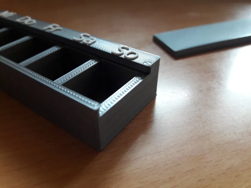 Hộp đựng thuốc có chốt cài, in kèm ký hiệu viết tắt ngày trong tuần - Image 5