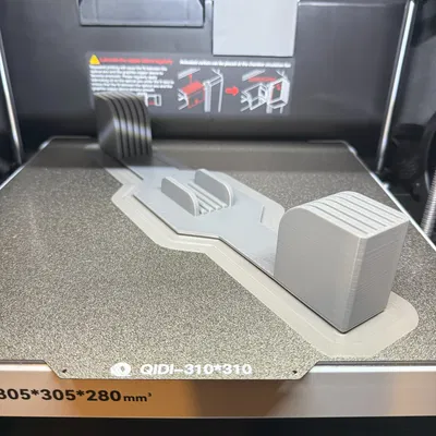 Đế giữ tấm Build Plate 310x310 cho máy in Qidi Plus4 gọn gàng