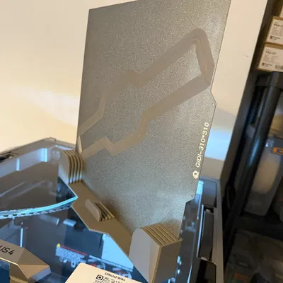 Đế giữ tấm Build Plate 310x310 cho máy in Qidi Plus4 gọn gàng