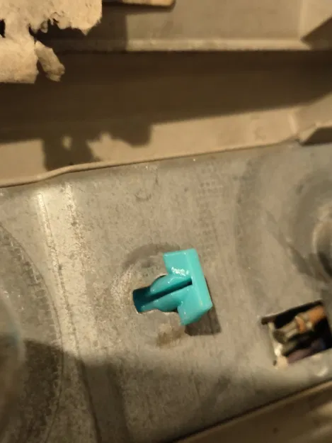 Ngàm giữ đèn hậu cho BMW E30 - Image 2