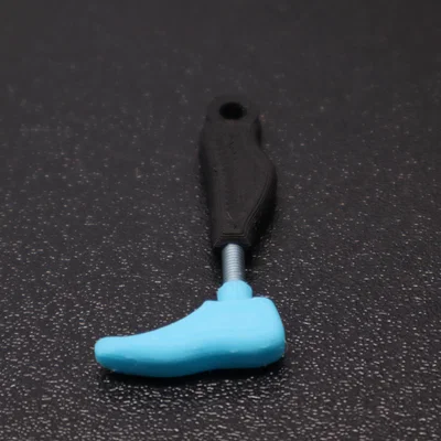 Móc khóa hình chân giả (Prosthetic leg keychain)