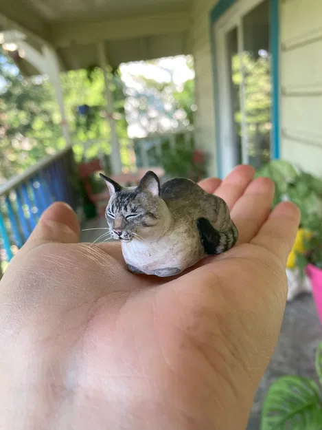 Mô hình Mèo nằm dáng bánh mì (Cat Loaf - Mắt nhắm) - Image 1