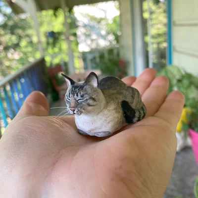 Mô hình Mèo nằm dáng bánh mì (Cat Loaf - Mắt nhắm)