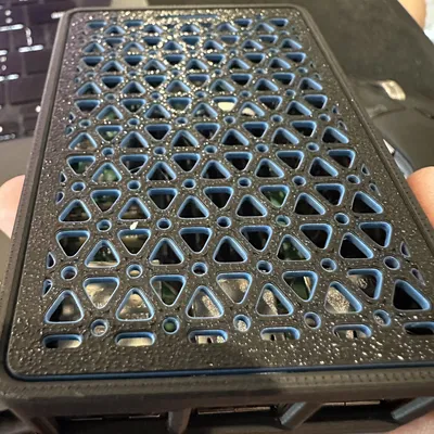 Nắp vỏ máy Raspberry Pi 5 thiết kế lưới tản nhiệt IsoGrid