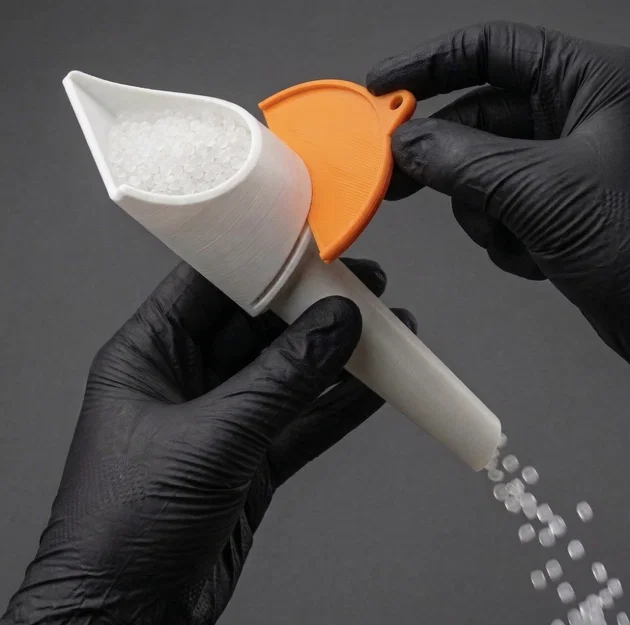 Dụng cụ xử lý hạt nhựa: Muỗng xúc kết hợp Phễu - Image 1