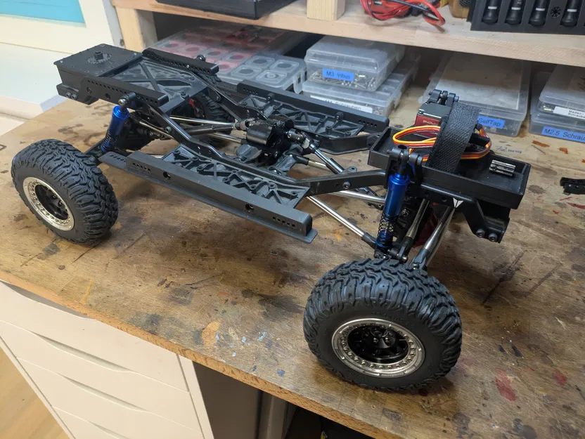 Vanquish VS4-10 - Các linh kiện Chassis / Tháp giảm xóc / Ngàm gắn thân xe / Khay pin - Image 1