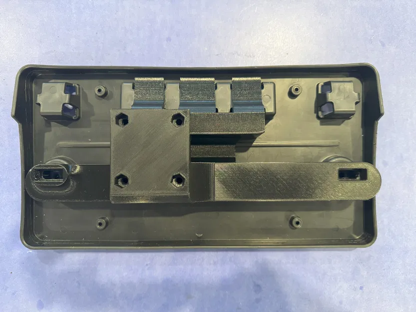 Giá gắn biển số OEM vào móc kéo cho Rivian - Image 3