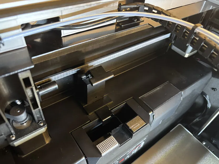 Nắp Chắn Khe Hở Phía Sau Buồng In Cho Qidi Plus 4 - Image 1