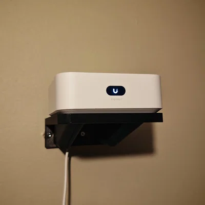 Kệ gắn tường tối ưu cho thiết bị UniFi Express 7 (UX7)