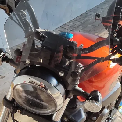 Giá đỡ kính chắn gió cho QJMotor 125SRV (Đời 2025)