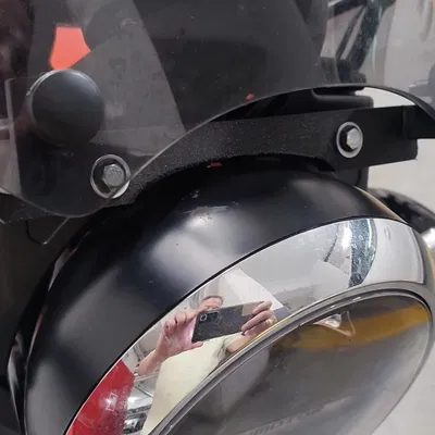 Giá đỡ kính chắn gió cho QJMotor 125SRV (Đời 2025)