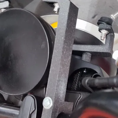 Giá đỡ kính chắn gió cho QJMotor 125SRV (Đời 2025)