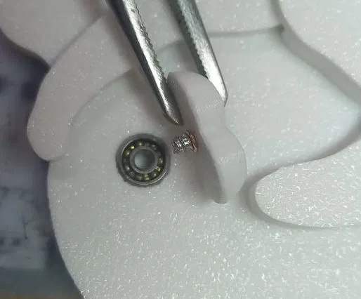 Mô hình chú mèo đang chơi với những quả bóng - Image 2