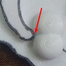 Mô hình chú mèo đang chơi với những quả bóng