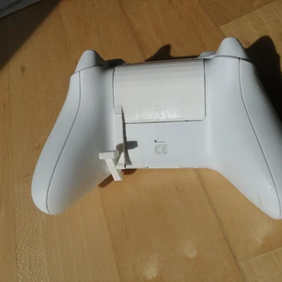 Nút gạt gắn phía sau tay cầm Xbox Series S/X