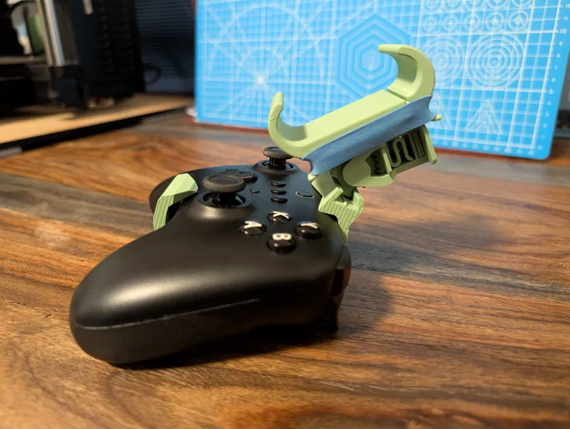 Giá đỡ điện thoại cho tay cầm chơi game có thể điều chỉnh góc (Over-engineered) - Image 1