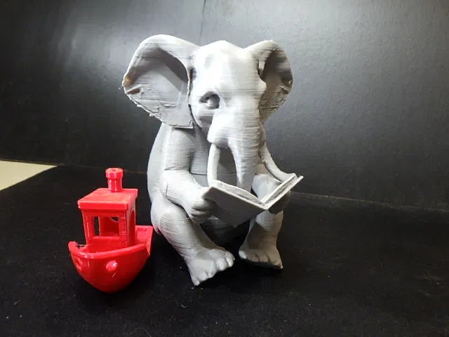 Mô hình chú voi ngồi đọc sách trang trí bàn làm việc siêu xinh - Image 1