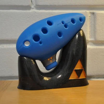 Đế trưng bày Ocarina Of Time kèm biểu tượng Triforce
