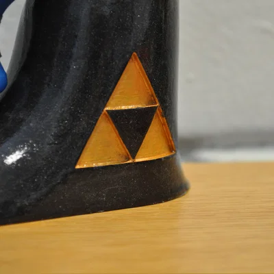 Đế trưng bày Ocarina Of Time kèm biểu tượng Triforce