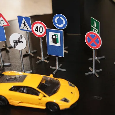 Mô hình biển báo giao thông (Traffic signs)