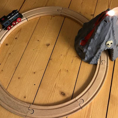 Núi lửa cho đường ray tàu hỏa bằng gỗ (Brio, Ikea)