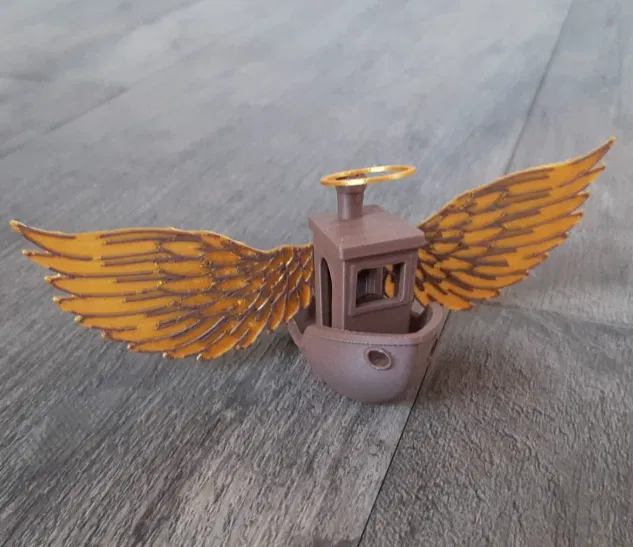 Holy Benchy - Mô hình tàu Benchy có vòng hào quang - Image 1