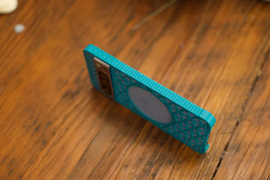 Ốp lưng Pixel 8 Pro với họa tiết bề mặt độc đáo - Image 3