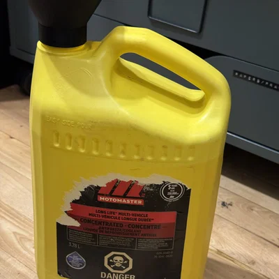 Nắp phễu 3D đa năng cho bình dung dịch ô tô