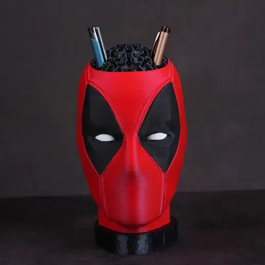 Mô hình ống cắm bút Deadpool độc đáo cho góc làm việc - Image 1