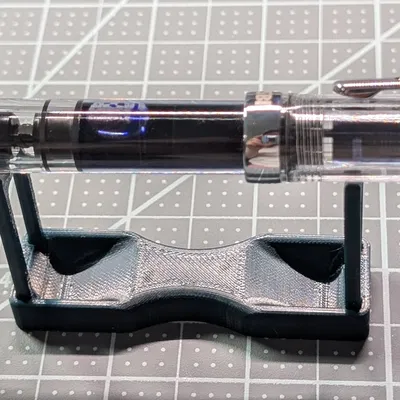 Giá đỡ và kệ trưng bày bút máy