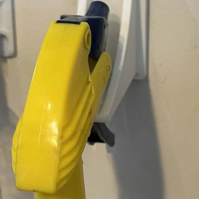 Móc treo chai xịt dán tường