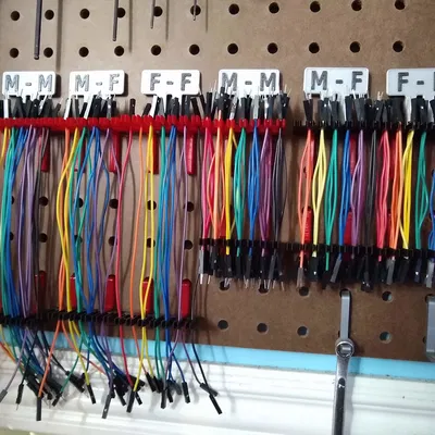 Giá treo dây điện (Jumper Wire) gắn bảng Pegboard thông minh