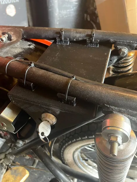 Hộp đựng dụng cụ 3D cho xe Simson S51 (Werkzeugkasten) - Image 3