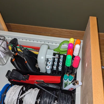 Khay đựng bộ sạc pin IKEA STENKOL và pin LADDA chuẩn Gridfinity