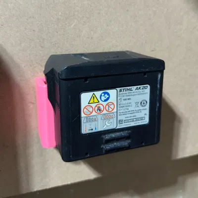 Ngàm gắn tường cho pin Stihl AK: Giải pháp lưu trữ pin gọn gàng