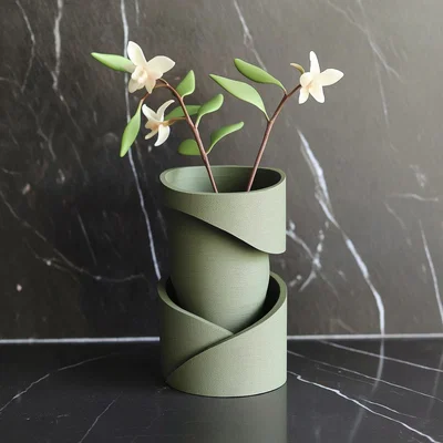 Bình hoa Spiral Embrace Vase