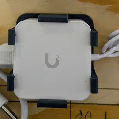 Giá treo tường cho bộ nguồn Ubiquiti Cloud Gateway Max