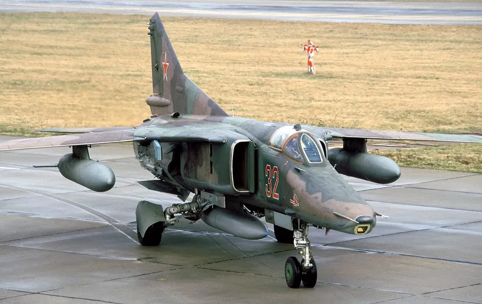 Mô hình MiG-23 Flogger & MiG-27: Tiêm kích phản lực mini in liền khối có khớp nối - Image 7