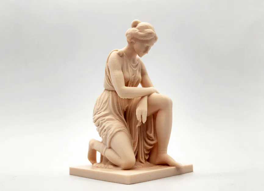 Mô hình Tượng Nữ Thần Quỳ Gối - Image 1